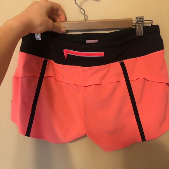 Lululemon run shorts size 6 - Picture 2 of 4